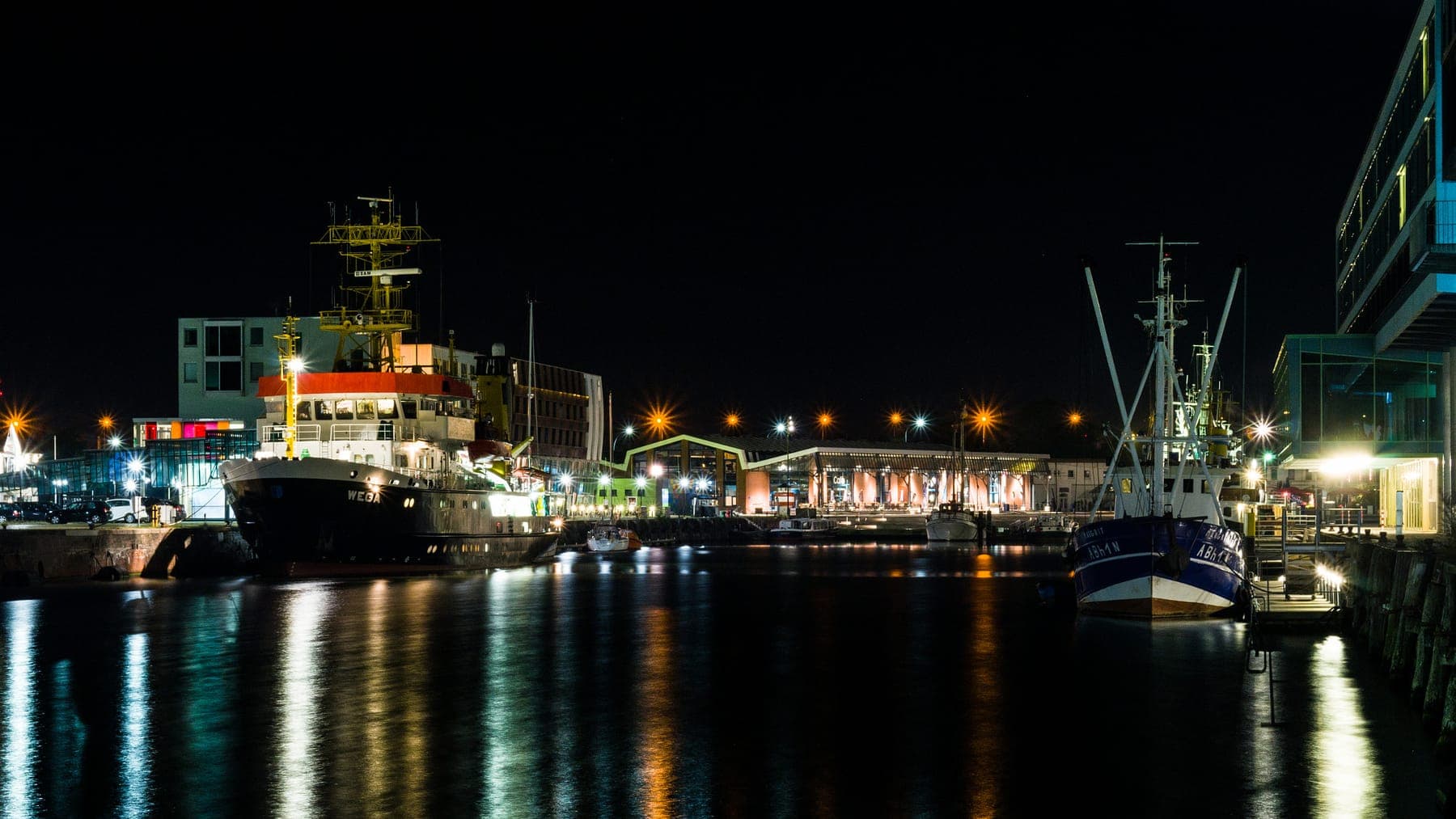 The fishing harbour (Schaufenster Fischereihafen) in the evening