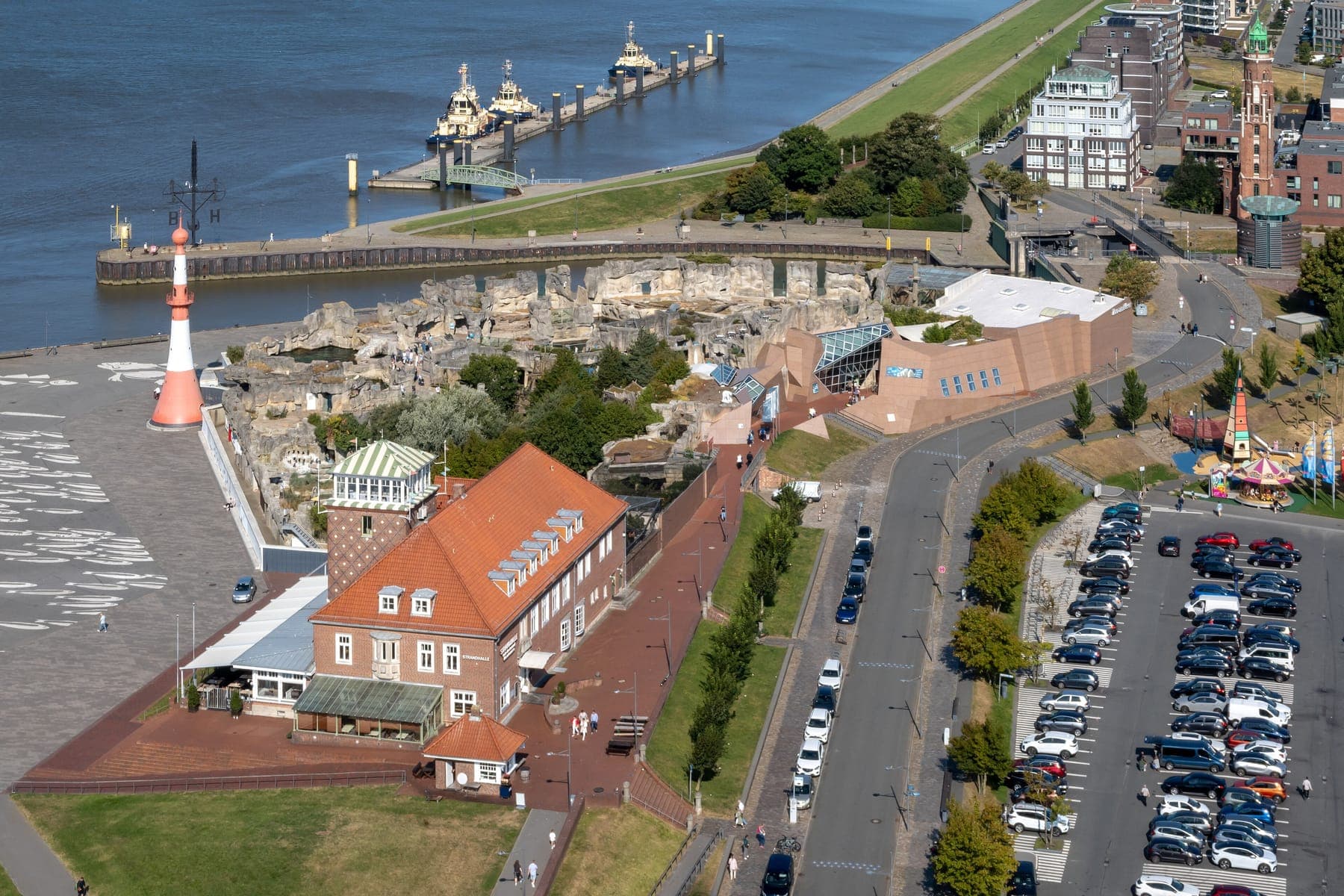 Strandhalle and the Zoo am Meer right on the Weser dike